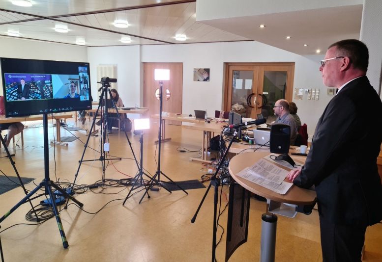 Kleines Aufnahmestudio und der Dekan am Pult