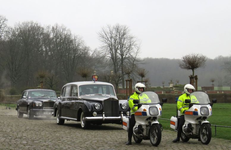 Englische Oldtimer und 2 alte Polizeimotorräder bei den Filmaufnahmen in Aktion
