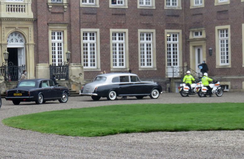 Englische Oldtimer und 2 alte Polizeimotorräder bei den Filmaufnahmen vor dem Schloss