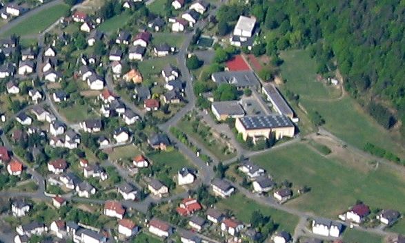 Teil von Wallau mit Schule - von oben aufgenommen