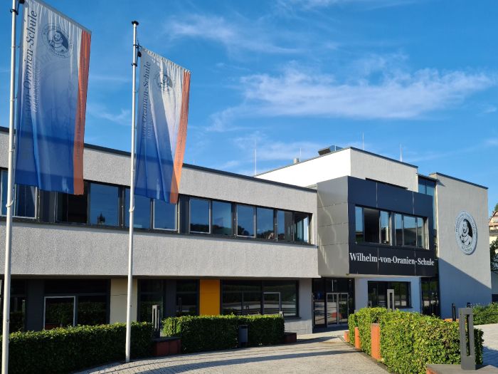 Schulgebäude an sonnigem Tag