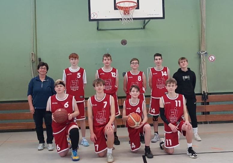 Basketball-Team mit Trainerin