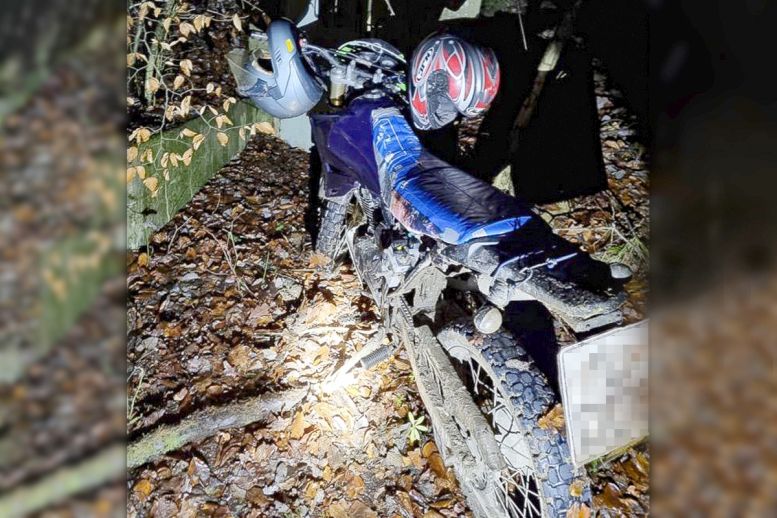 Geländemaschine und 2 Helme daran