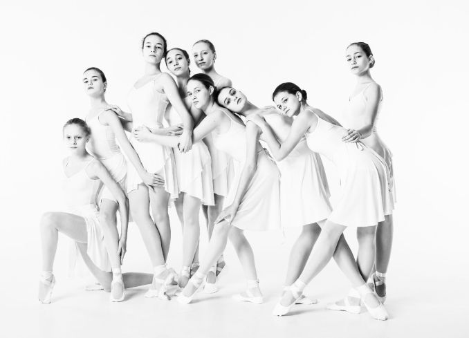 Bild von Ballerinas in weißen Outfits
