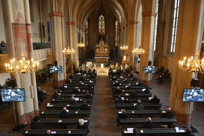 Große Kirche mit wenigen Gästen besetzt