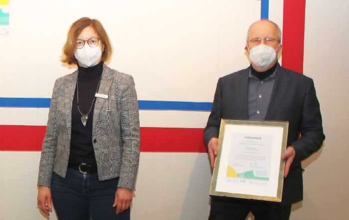 Frau und Mann mit Urkunde