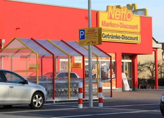 Ein netto-Discounter mit Parkplatz