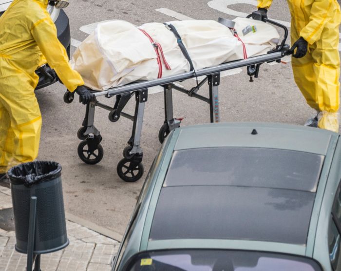 toter wird auf Bahre abtransportiert von 2 Männern