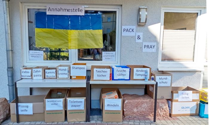 Kartons mit den gespendeten Artikeln vor dem Tabor-Gebäude