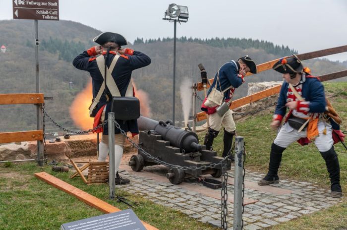 3 "Soldaten" schießen eine historische Kanone ab