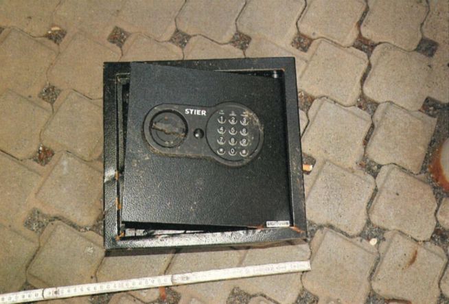 Tresor auf Ökopflaster (Hof).
