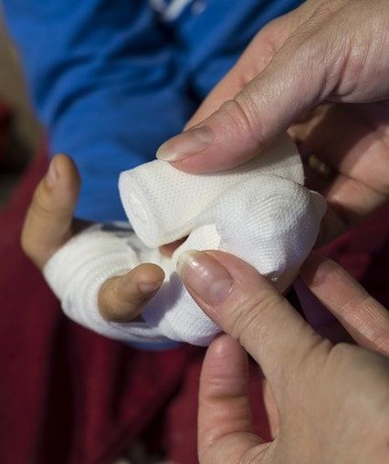 Kind bekommt Hand verbunden