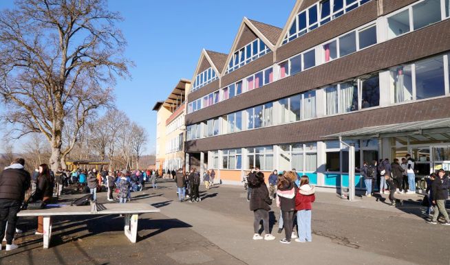 Schule, Schulhof, Schüler