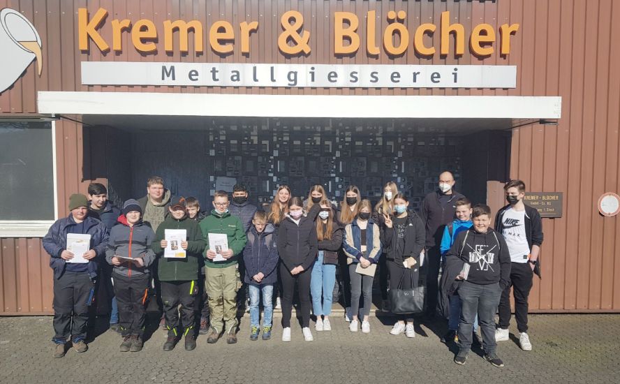 Schulklasse vor Gießerei