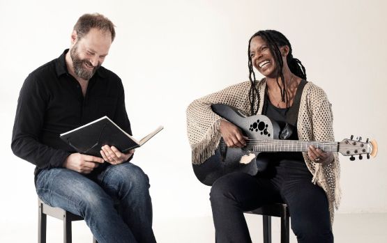 Weißer Mann und schwarze Frau beim Musizieren