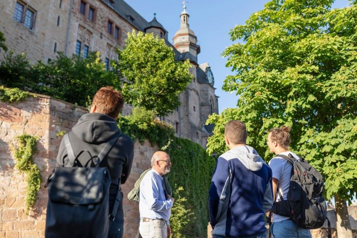 Leute vor einem Schloss