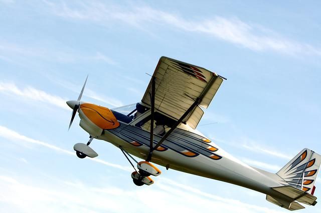 Flugzeug am blauen Himmel