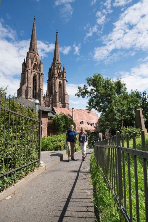 Elisabethkirche und 2 Spaziergänger im Vordergrund