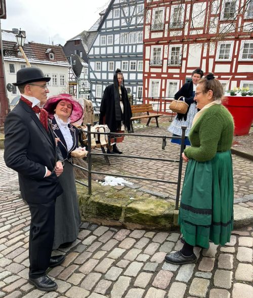 Mann und mehrere Frauen unterhalten sich