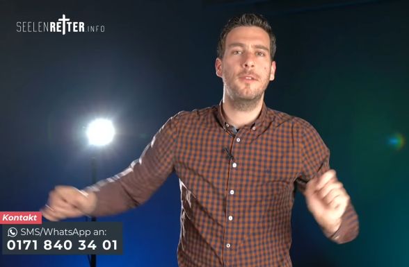 Junger Mann erklärt die lebenswichtigen Zusammenhänge rund ums Ewige Leben.