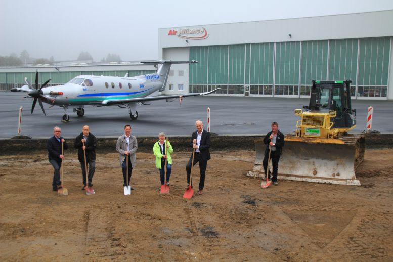 6 Leute beim Spatenstich am neuen Hangar