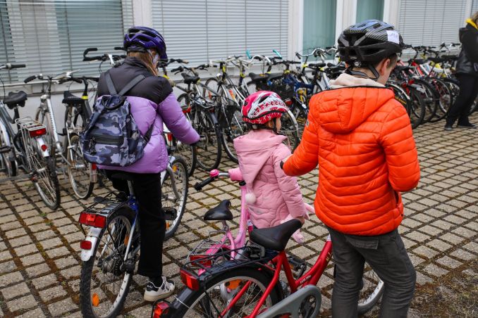 3 Kinder mit "neuen" Fahrrädern.