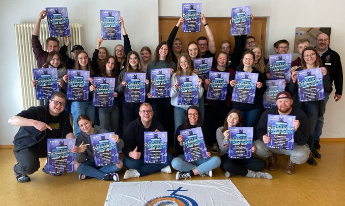 Gruppenfoto: Leute mit Plakaten