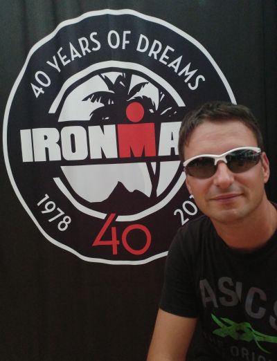 Mann vor Ironman-Logo