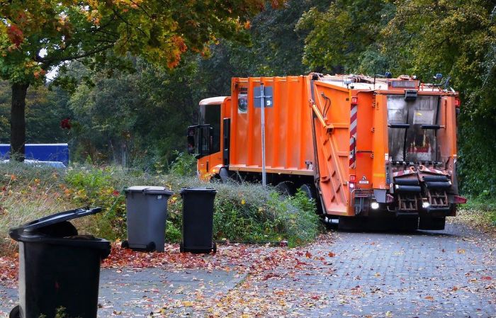 Müllauto auf einem Pflasterweg