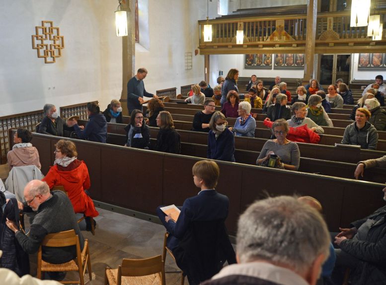 Chormitglieder in der Kirche