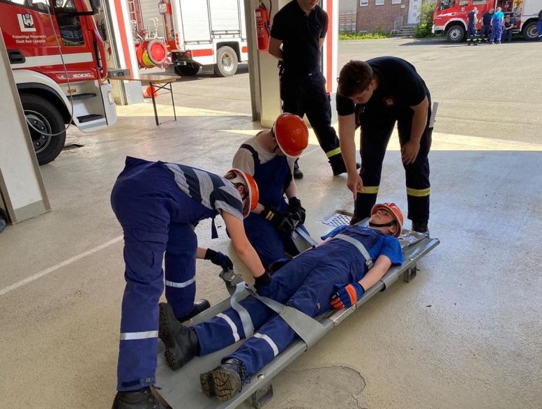 Übung mit einem "Verletzten" auf der Trage.