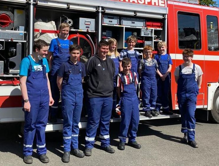 Gruppebild Feuerwehrnachwuchs und Prüfer