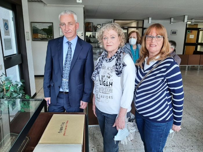 Mann und 2 Frauen und das Goldene Buch