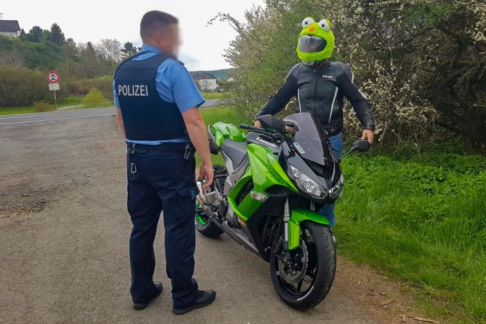 Polizei stoppt Motorradfahrer mit einem "Kermit"-Helm
