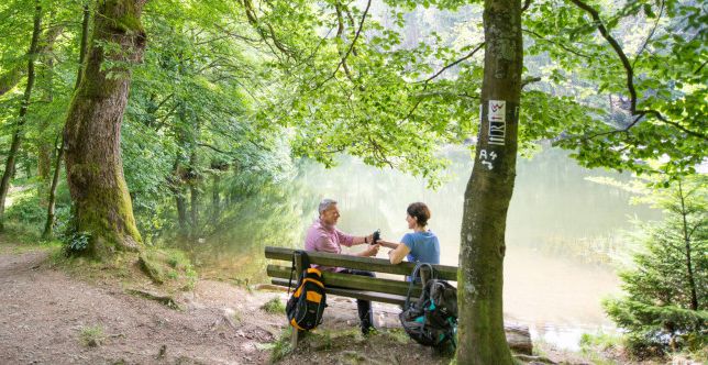 2 Leute auf einer Bank an der Lahn