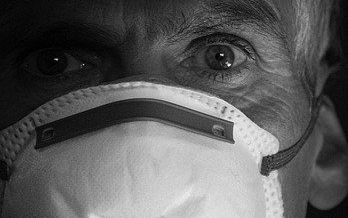 Mann mit FFP2-Maske