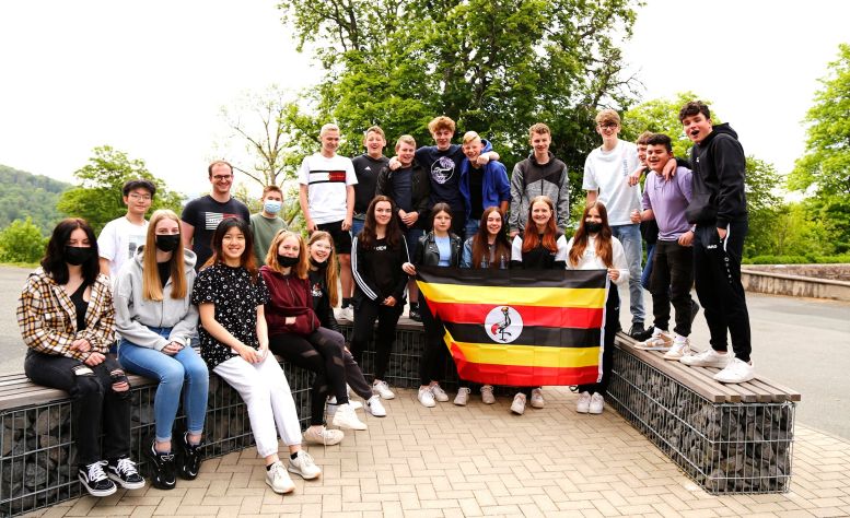 Schulklasse mit Flagge von Uganda