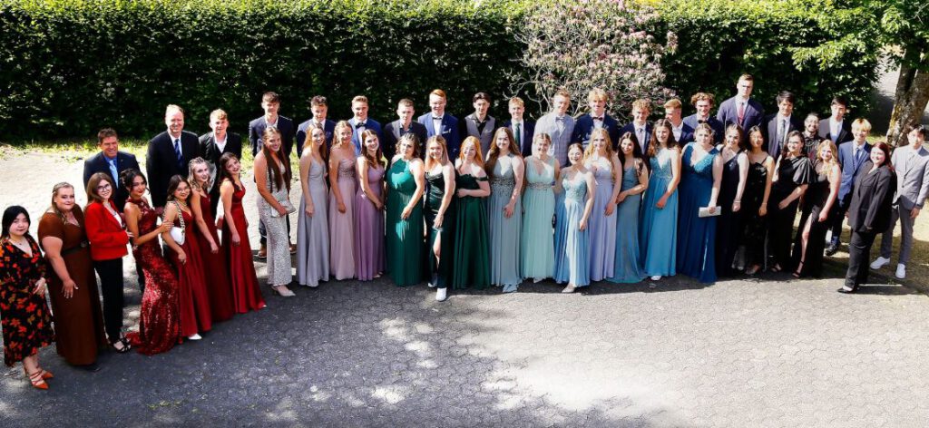 Abiturienten in festlicher Kleidung (Gruppenfoto)