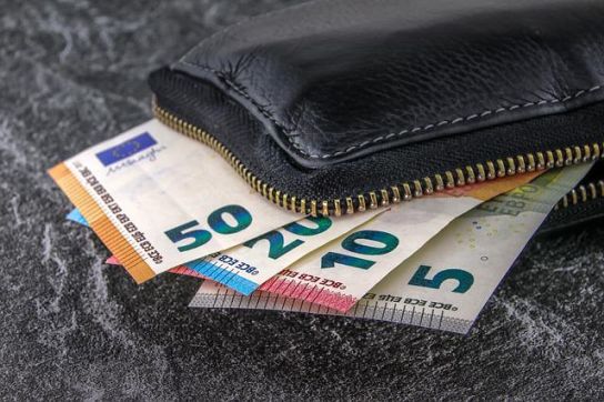 Geldbörse mit Scheinen die herausschauen