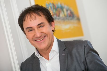 Ein Mann im Jackett