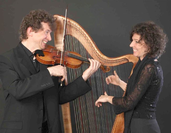2 Musiker mit Harfe und Violine. Mann und Frau
