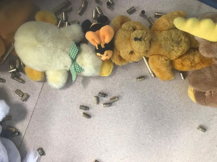 Kuscheltiere und leergeschossene Patronenhülsen