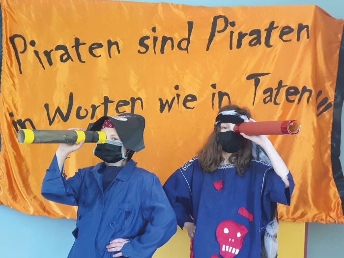 2 als Piraten verkleidete Kinder